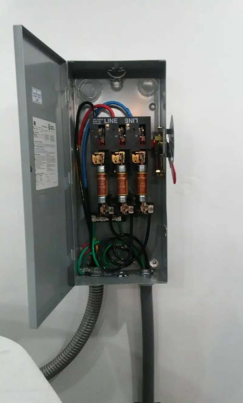 Three-phase disconnect switch installed for Smoke Detector Installation in Schuyler